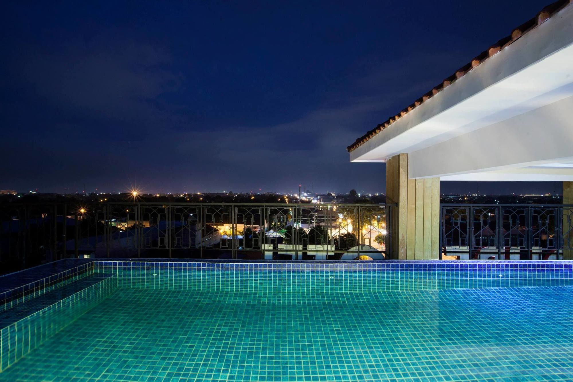 The Cube Hotel Malioboro, Azana Hotels Collection Yogyakarta Exterior foto
